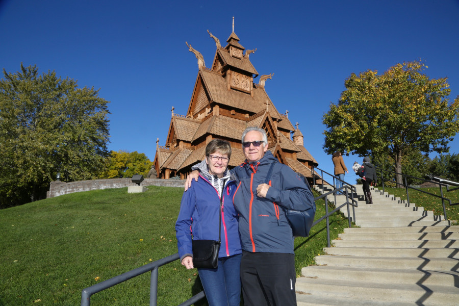 Nord-Dakota: Kathrine og Rune lar seg imponere av norske stavkirker og vikingskip på reisen i de norske innvandrernes fotspor. Her foran en kopi av Gol stavkirke