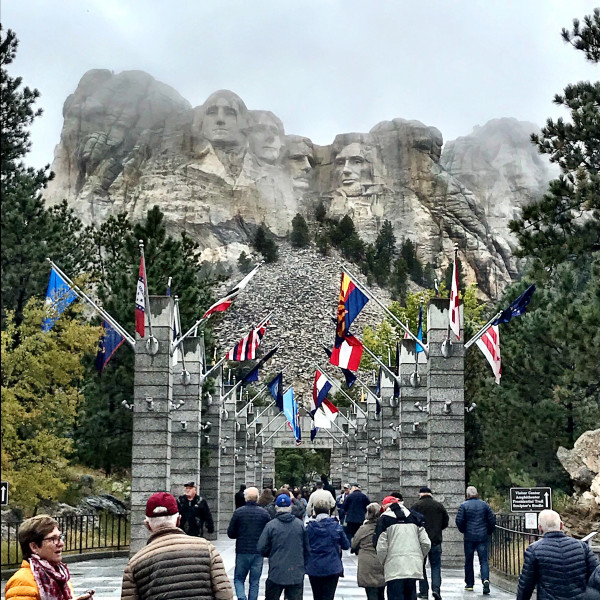 Kjente turistattraksjoner: Severdighetene står i kø, her fra Mount Rushmore i Sør-Dakota