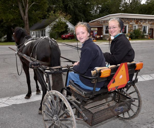 Amish: To amish-jenter i hest og kjerre på vei til butikken i landsbyen Mesopotamia i Ohio
