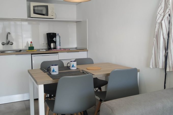 Minikjøkken og spisebord
