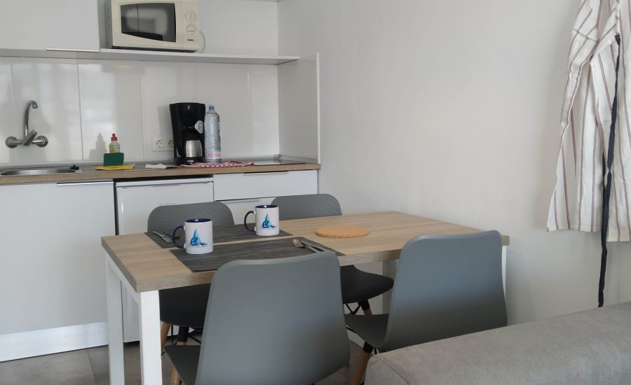 Minikjøkken og spisebord