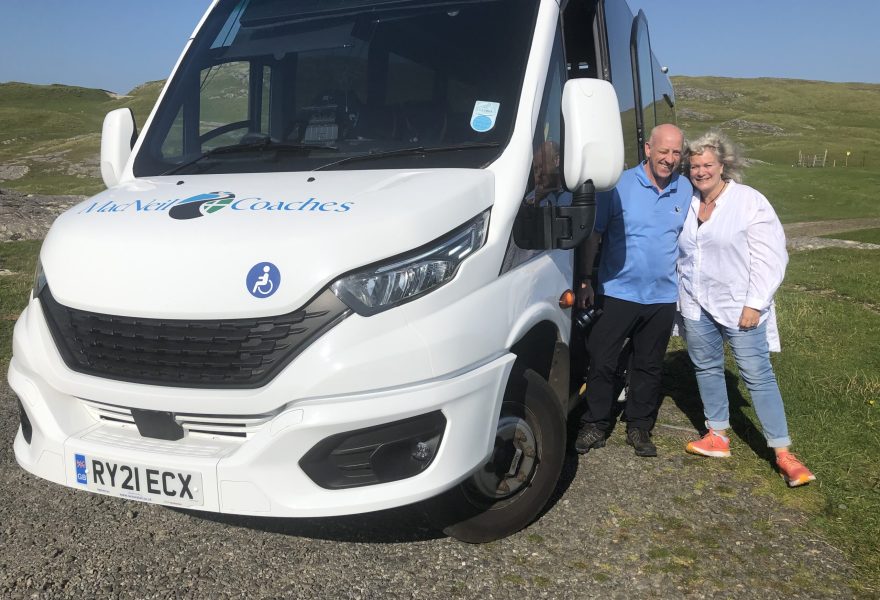 Sjåfør Donald McNeill og reiseleder Kristin